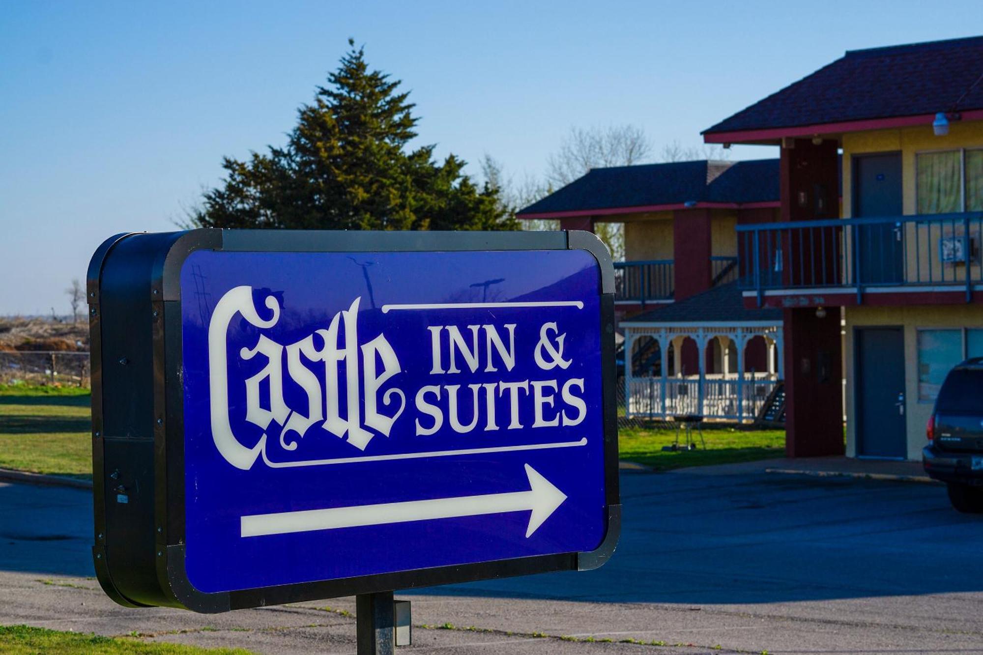 Castle Inn & Suites By Oyo Чикаша Екстериор снимка